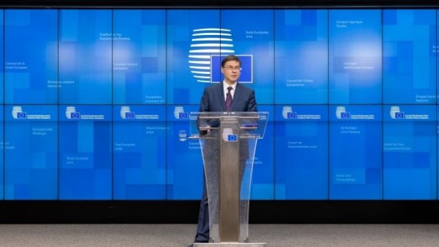 <p>
	Изпълнителният заместник-председател на ЕК Валдис Домбровскис.&nbsp;<em>Снимка:&nbsp;Matthys/Getty Images/Bloomberg</em></p>
