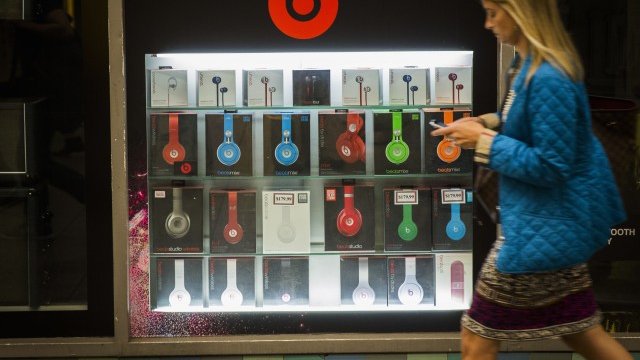 <p>
	Жена минава покрай щанд на Beats в Ню Йорк. Снимка: <em>Ройтерс</em></p>
