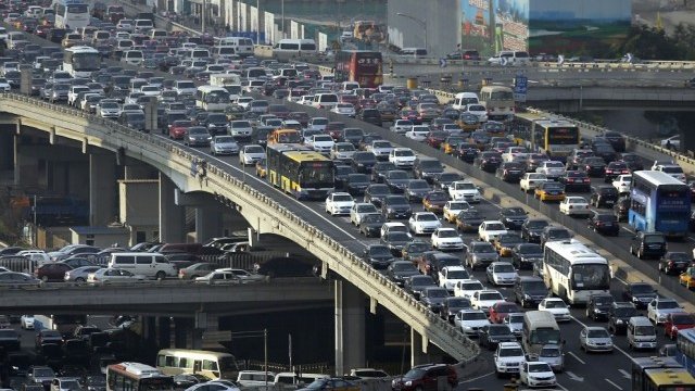 <p>
	Така изглежда трафикът в час пик в големите китайски градове.<em> Снимка: Ройтерс </em></p>
