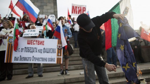<p>
	Демонстрация на 9-и май в София. <em>Снимка: Ройтерс</em></p>
