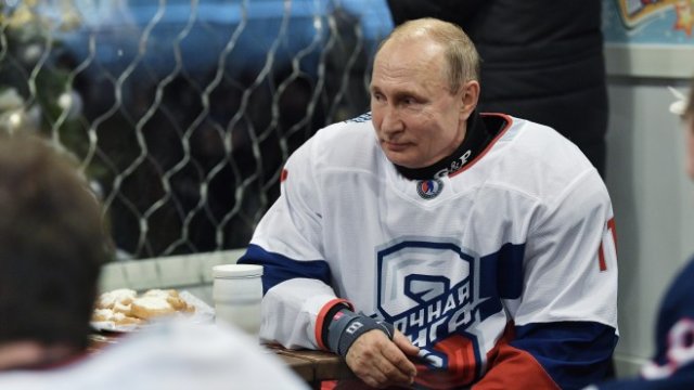 <p>
	Руският президент Владимир Путин почива след хокеен мач на Червения площад в Москва, Русия, 29 декември 2018 година. <em>Снимка: Ройтерс</em></p>
