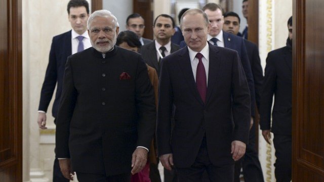 <p style="text-align: justify;">
	Индийският премиер Нарендра Моди и руският президент Владимир Путин. <em>Снимка: Ройтерс</em></p>
