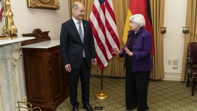 <p>
	Американският финансов министър Джанет Йелън (вдясно) се срещна в края на седмицата със своя германски колега Олаф Шолц. <em>Снимка: Joshua Roberts/Bloomberg</em></p>
