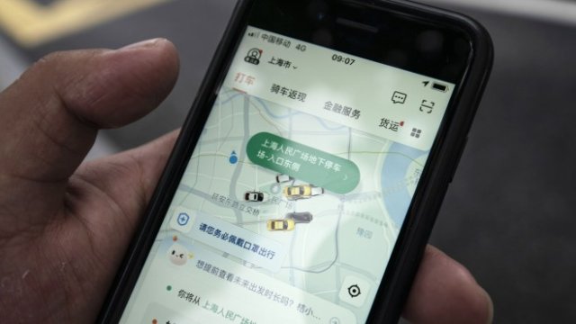 <p>
	Приложението на китайската компания, показано в Шанхай. <em>Снимка: Qilai Shen/Bloomberg</em></p>
