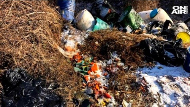 <p>
	Опасни отпадъци на гара Яна, 18 януари 2019 г. <em>Снимка: Bulgaria ON AIR</em></p>
