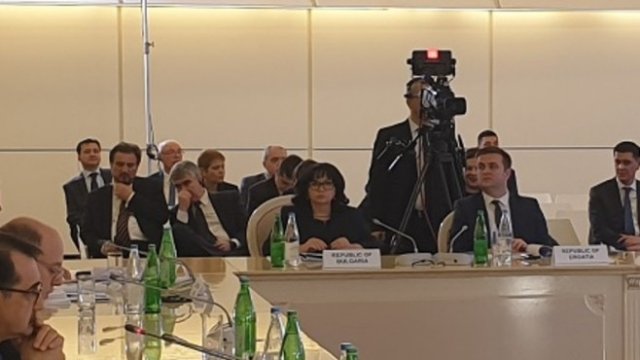 <p>
	Енергийният министър Теменужка Петкова (в средата) по време на&nbsp;петото заседание на Консултативния съвет за проекта Южен газов коридор в Баку, Азербайджан. <em>Снимка: Министерство на енергетиката</em></p>
