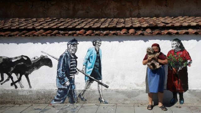 <p>
	Село Старо Железаре, прочуто с графитите по стените на къщите със световни знаменитости и местни жители. <em>Снимка Архив Ройтерс</em></p>
