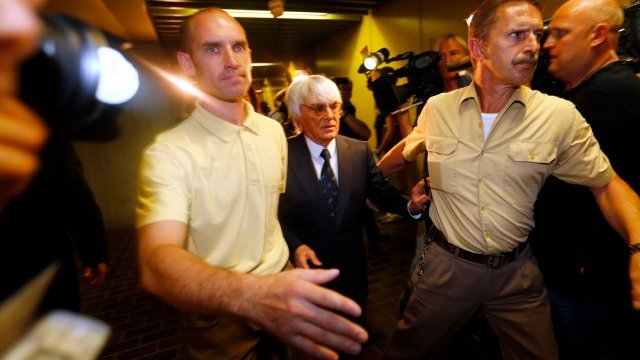 <p>
	Бърни Екълстоун влиза в съдебната зала. <em>Снимка: Ройтерс</em></p>
