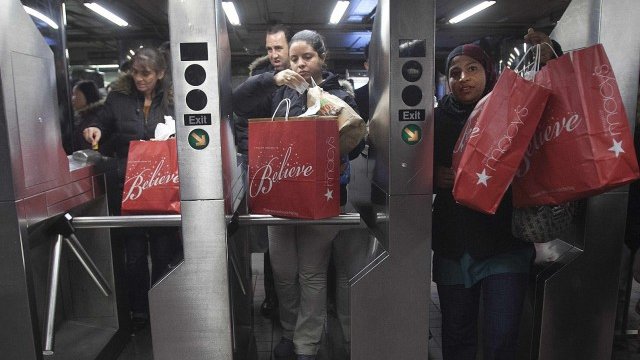 <p>
	Потребителите изглежда са успели да се възползват от ранните разпродажби. <em>Снимка: Ройтерс</em></p>
