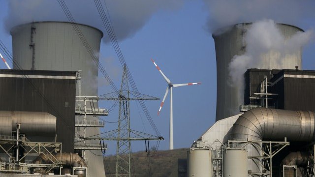 <p>
	E.ON възнамерява да продаде бизнеса си с конвенционална енергия и да се концентрира върху възобновяемите енергийни източници. <em>Снимка: Ройтерс</em></p>
