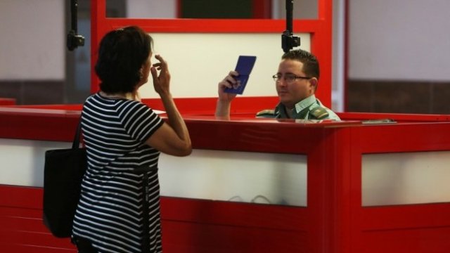 <p>
	Паспортна проверка. <em>Снимка: Архив Ройтерс</em></p>
