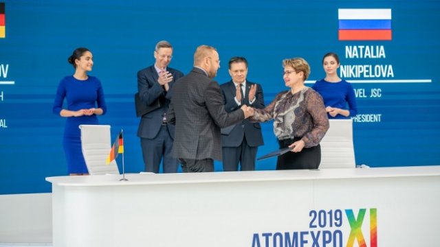 <p>
	Главният директор на Hermith Алексей Рассказов и президентът на ТВЕЛ Наталия Никипелова при подписването на споразумението. Снимка:&nbsp;Hermith&nbsp;</p>
<p>
	&nbsp;</p>
