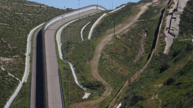 <p>
	Изглед към част от вече изградената стена, разделяща Мексико и САЩ в областта на Тихуана.&nbsp;<em>Снимка: Архив Ройтерс</em></p>
