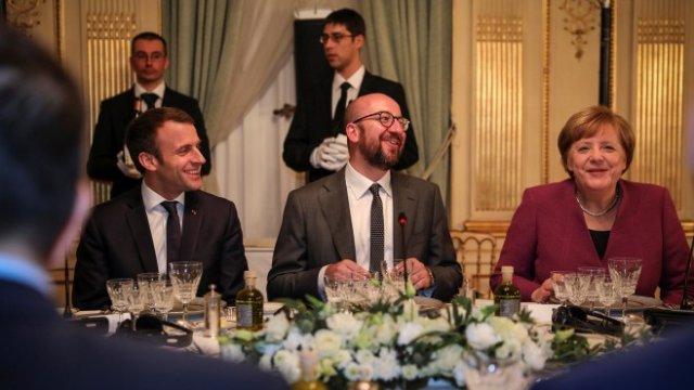 <p>
	Белгийският премиер Шарл Мишел (в средата) по време на среща с Ангела Меркел и Еманюел Макрон. <em>Снимка: Ройтерс</em></p>
