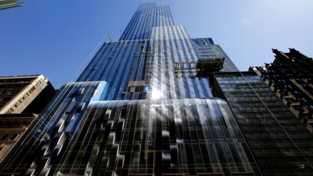 <p>
	Сградата&nbsp;One57, където се намира рекордният мезонет. <em>Снимка: архив Ройтерс</em></p>
