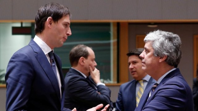 <p>
	Холандският финансов министър Вопке Хоекстра и министърът на финансите на Португалия и президент на Еврогрупата Марио Сентено присъстват на срещата на министрите на финансите в еврозоната в Брюксел, Белгия на 12 март 2018 г. <em>Снимка: архив Ройтерс</em></p>
