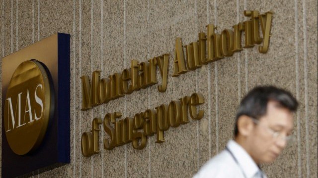 <p>
	Служител на&nbsp;Monetary Authority of Singapore. <em>Снимка: архив Ройтер</em></p>
