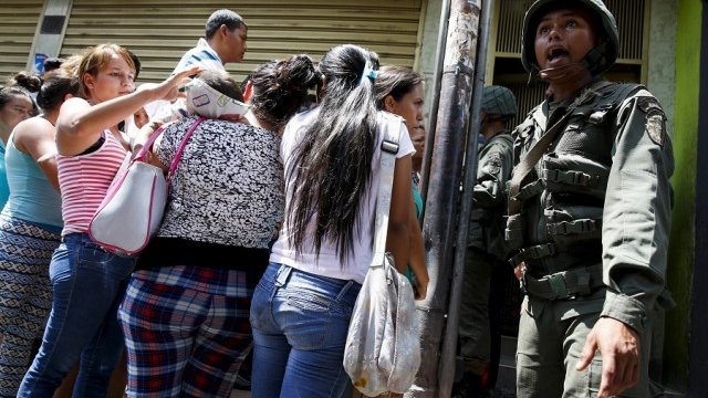 <p>
	Опашка пред супермаркет в Сан Антонио. <em>Снимка: Архив Ройтерс</em></p>
