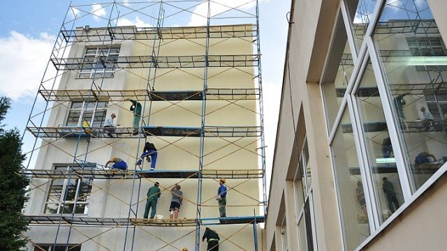 <p>
	Секторът на строителството заявява все по-малко свободни работни места с излизането от летния сезон. <em>Снимка: БТА</em></p>
