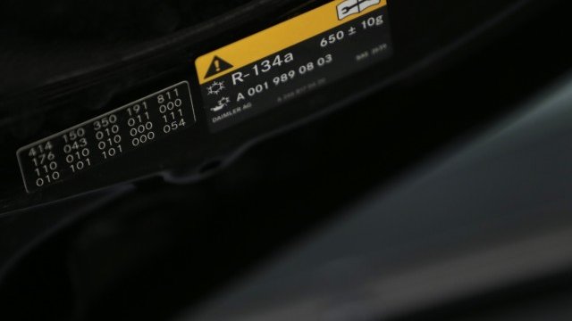 <p>
	Daimler твърди, че &nbsp;HFO-1234yf е опасен и предизвиква пожар. <em>Снимка: Ройтерс</em></p>
