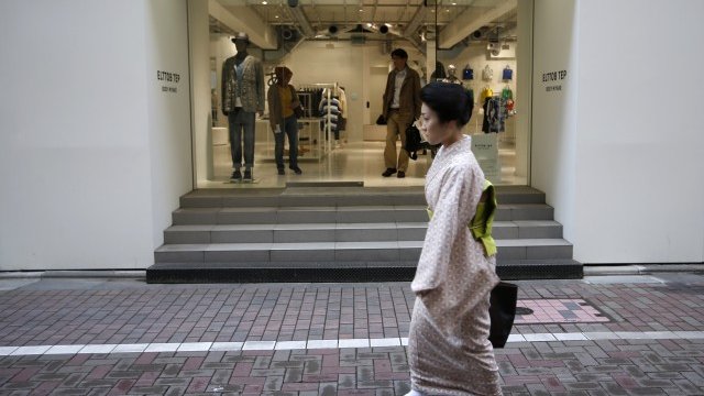 <p>
	Японските магазини се поизпразниха през август. <em>Снимка: Архив Ройтерс</em></p>
