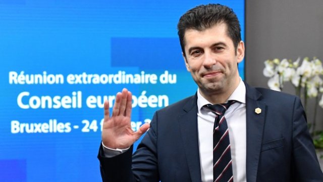 <p>
	Министър-председателят на България Кирил Петков си тръгва след извънредната среща на върха на Европейския съюз (ЕС), посветена на ситуацията в Украйна след нахлуването на Русия. <em>Снимка: EPA/JOHN THYS / POOL</em></p>
