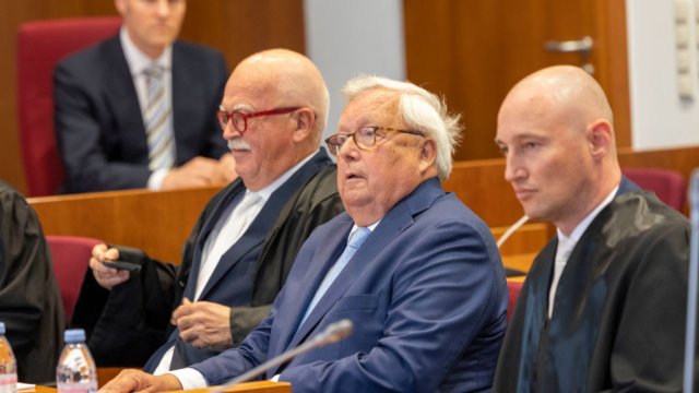 Кристиан Ореалиус (в средата) с адвокатите при изслушването в съда в Бон. Снимка: Thomas Banneyer/picture alliance via Getty Images