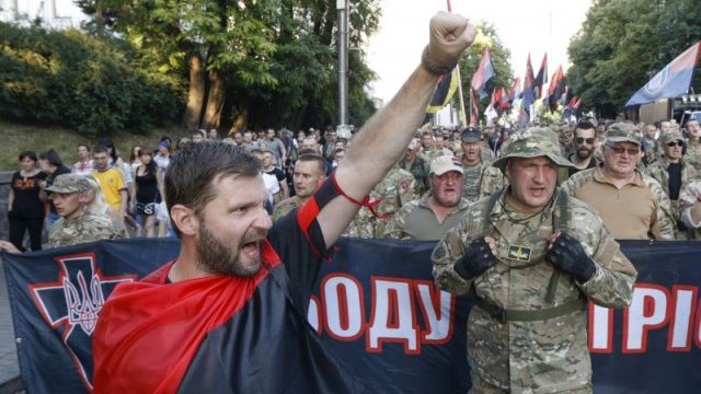 <p>
	Протестът на &quot;Десен сектор&quot; в Киев. <em>Снимка: Ройтерс</em></p>
