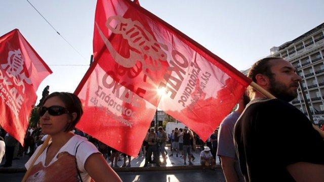 <p>
	Протест срещу ЕС и постигнатото рано тази сутрин споразумение се провежда в Атина. Снимка: <em>Ройтерс</em></p>
