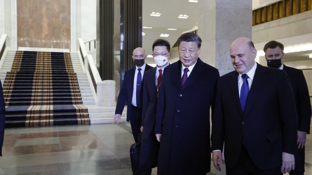 Китайският президент Си Дзинпин (вляво) и руският премиер Михаил Машустин. Снимка: EPA/DMITRY ASTAKHOV / SPUTNIK /