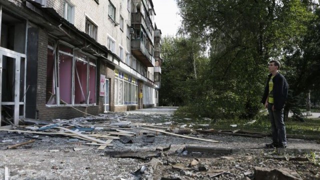 <p>
	Боевете в Донецка област продължават. <em>Снимка: Ройтерс</em></p>
