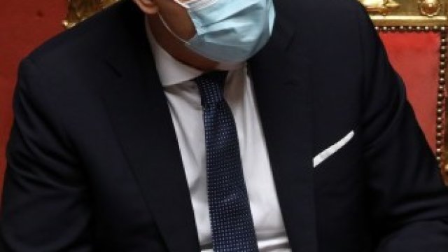 <p>
	Италианският премиер Джузепе Конте получи вот на доверие в парламента тази седмица, но управляващата коалиция остава крехка. <em>Снимка:&nbsp;Alessia Pierdomenico/Bloomberg</em></p>
