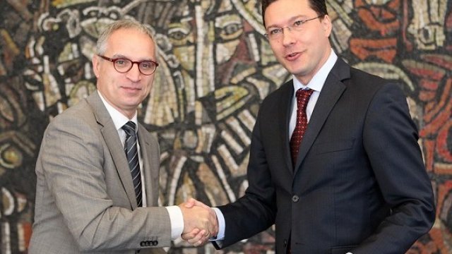 <p>
	На церемония в МВнР Даниел Митов подписа Споразумение за преизбиране на Горан Свиланович за генерален секретар на Съвета за регионално сътрудничество. <em>Снимка: БТА</em></p>
