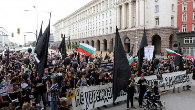 <p>
	Родители на деца с увреждания и граждани от цялата страна протестират под лозунга &quot;Системата убива - всички&quot;.&nbsp;<em>Снимка: БТА&nbsp;</em></p>
