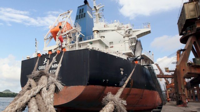 <p>
	Китайски кораб е товарен със соя на бразилското пристанище Сантош. &nbsp;<em>Снимка: Ройтерс</em></p>
