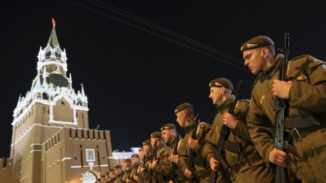 <p>
	Руски войници, строени пред Кремъл.<em> Снимка: Ройтерс</em></p>
