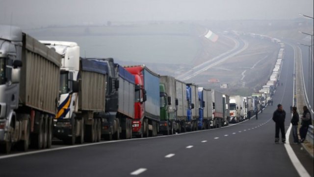 <p>
	Опашка от камиони на пункт &quot;Кулата&quot;. <em>Снимка: Архив Ройтерс</em></p>
