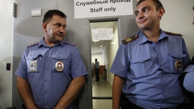 <p>
	Полиция охранява достъпа до Сноудън на летището в Москва. <em>Снимка: Ройтерс</em></p>
