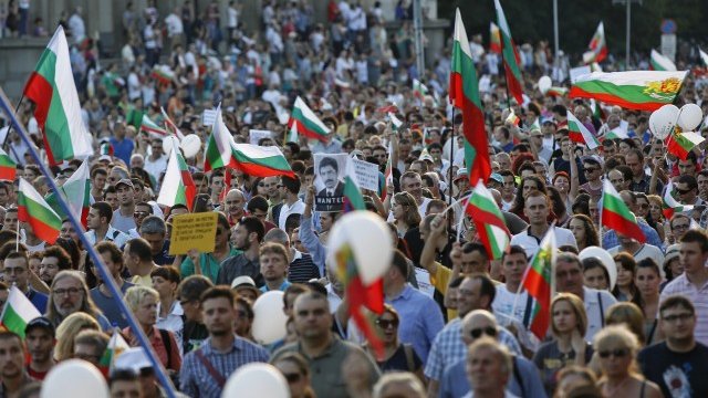 <p>
	Същевременно и българските граждани се чувстват излъгани от правителството,<em> Снимка: Ройтерс</em></p>
