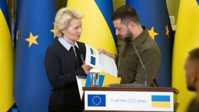 <p>
	<em>Урсула фон дер Лайен връва въпросника за членство в ЕС. Снимка:&nbsp;President.gov.ua</em></p>
