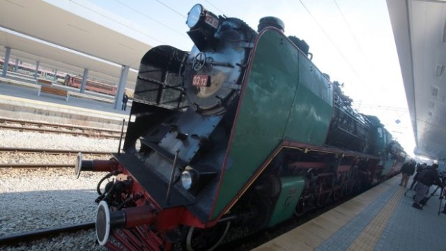 <p>
	Ретровлакът, с който премиерът Огнян Герджиков и министри от кабинета пътуваха до Черепишкия манастир. Снимка: <em>БТА</em></p>
