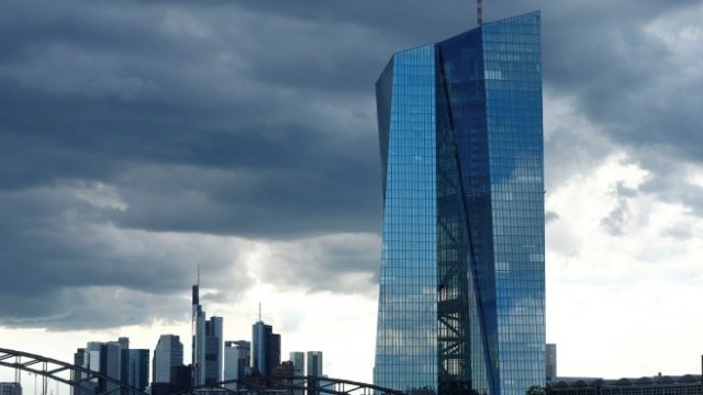 <p>
	Сградата на Европейската централна банка във Франкфурт. <em>Снимка: Архив Ройтерс</em></p>
