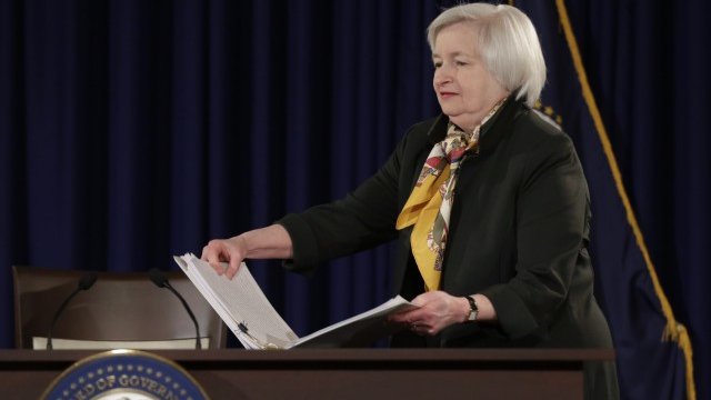 <p>
	Председателят на Федералния резерв Джанет Йелън пристига за пресконференцията на 18 март. <em>Снимка: Ройтерс</em></p>

