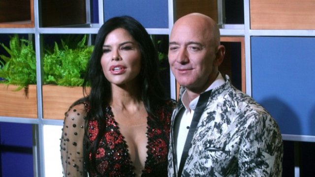 <p style="margin-bottom: 0cm; line-height: 100%">
	<span lang="bg-BG">Безос и приятелката му Лорън Санчес в Мумбай на 16 януари. Снимка: </span><span style="display: inline-block; border: none; padding: 0cm"><font style="font-size: 10pt"><font face="inherit">Imtiyaz Shaikh/Anadolu Agency via Getty Images</font></font></span></p>
<p>
	&nbsp;</p>
