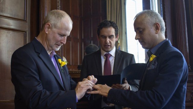 <p>
	В момента в САЩ има около 650 000 еднополови двойки, които съжителстват на семейни начала. <u>Снимка: Ройтерс</u></p>
