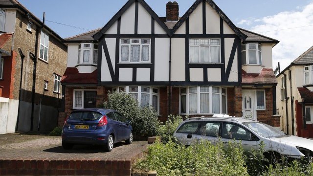 <p>
	По-строгите правила за ипотечни кредити карат хората да премислят добре преди да закупят имот. <em>Снимка: архив, Ройтерс</em></p>
