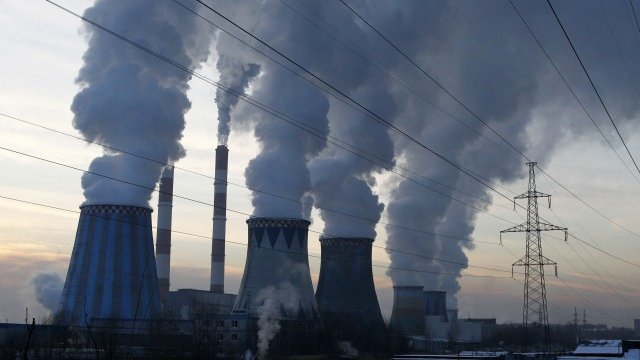 <p>
	Спрямо октомври миналата година цените на производството и разпределението на ток, топлоенергия и природен газ са се повишили с 2,8 на сто. <em>Снимка: архив, Ройтерс</em></p>
