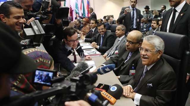 <p>
	Министърът на петрола на Саудитска Арабия Али ал-Наими разговаря с журналисти преди срещата. <em>Снимка: Ройтерс</em></p>
