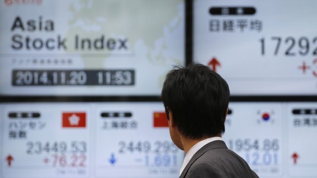 <p>
	Брокер наблюдава азиатската борса в Токио.&nbsp;<em>Снимка: Ройтерс</em></p>
