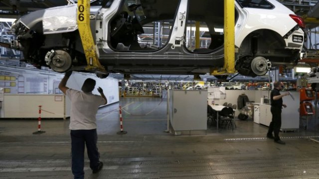 <p>
	Служители работят над сглобяването на модел на Astra в завод на Vauxhall Motors в&nbsp;Елсмиър порт. <em>Снимка: Ройтерс</em></p>
